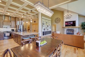 Dining - Hot Tub + Golf Course Views: Luxe Sturgis Home! (Sturgis)