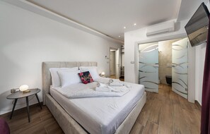 3 bedrooms, travel cot, free WiFi, bed sheets
