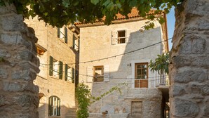 A stone building with a courtyard, featuring a small balcony with a railing and a door. - Villa Bea (Dvor Pitve Villa B) (Jelsa)