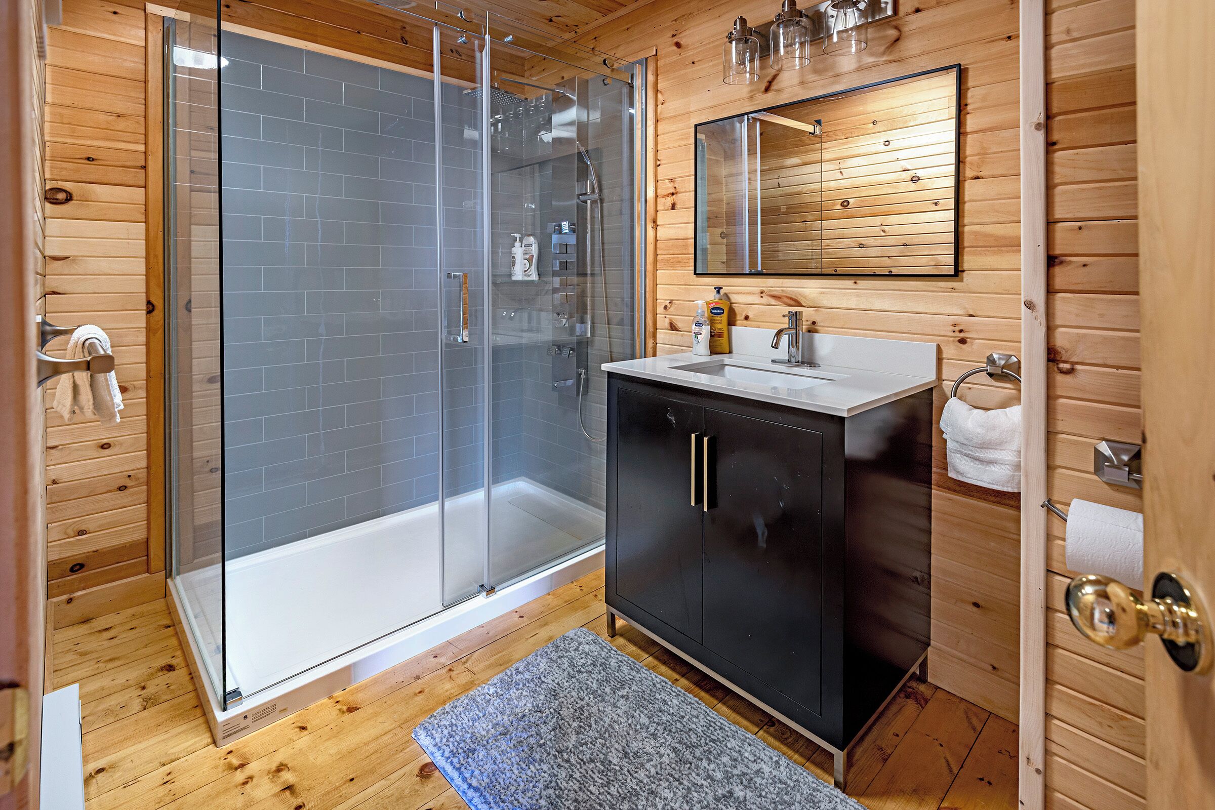 Een douche, handdoeken, zeep, shampoo