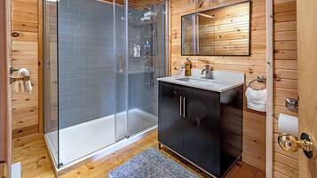 Een douche, handdoeken, zeep, shampoo