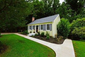 Exterior - Private Upper Level with Uptown Charm in South End (Charlotte)