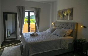 3 bedrooms, travel cot, free WiFi, bed sheets - Gorgeous home in Sinj with sauna (Sinj)