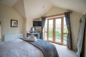 5 quartos, individualmente decorados, individualmente mobiliados