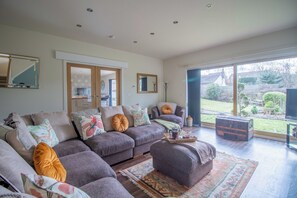 Una televisión de pantalla plana