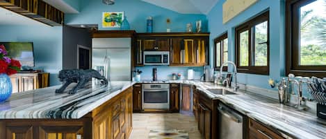 Fridge, microwave, stovetop, dishwasher