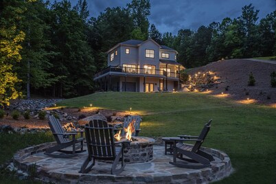 Spacious Lakefront Escape – 6BR, 4.5BA, Big Yard, Calm Waters