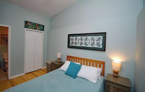 1 bedroom, iron/ironing board, WiFi, bed sheets - Sunshine Daydream Cottage-Natural Setting in Town (Weaverville)