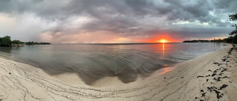 Plage, chaises longues, serviettes de plage