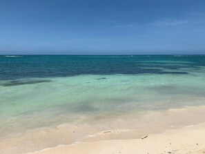 På stranden, solstolar och strandhanddukar