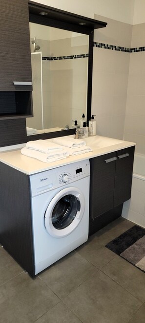 Towels, soap, shampoo, toilet paper