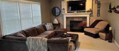 Una Smart TV, una chimenea