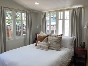 2 bedrooms, WiFi, bed sheets - Modern downtown luxury 2BR home w fire pit and outdoor dining under cafe lights (Paso Robles)