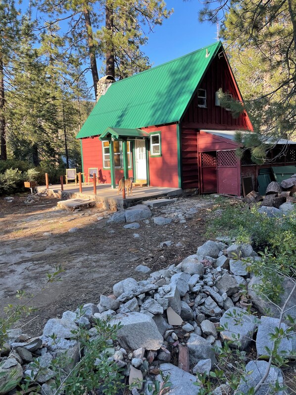 Exterior - Loch Leven Trailhead Cabin (Emigrant Gap)
