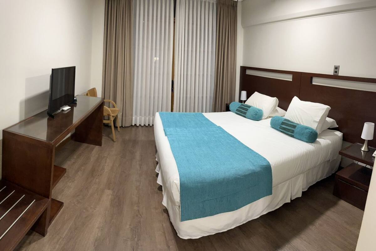ห้องสแตนดาร์ดดับเบิลหรือทวิน | ผ้านวมขนเป็ด, ตู้นิรภัยในห้องพัก