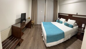 Habitación estándar con 1 cama matrimonial o 2 individuales | Edredón y caja de seguridad en la habitación 