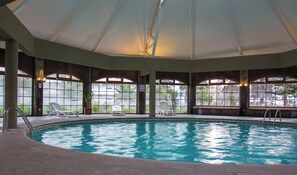 Una piscina techada, una piscina al aire libre de temporada