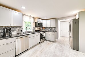 Fridge, microwave, stovetop, dishwasher - Charming East Durham Home - 2 Mi to Water Park (East Durham)