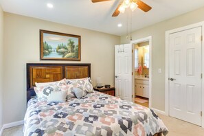 2 bedrooms, iron/ironing board, travel cot, WiFi - Cozy Oklahoma Retreat w/ Covered Patio & Gas Grill (Mustang)