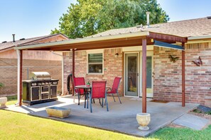 Outdoor dining - Cozy Oklahoma Retreat w/ Covered Patio & Gas Grill (Mustang)