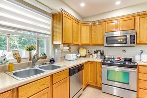Fridge, microwave, oven, dishwasher - Cozy Oklahoma Retreat w/ Covered Patio & Gas Grill (Mustang)
