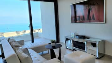 Condo, 2 habitaciones | Área de sala de estar | Smart TV de 60 pulgadas con canales digitales