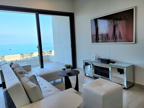 Condo, 2 chambres | Aire de séjour | Téléviseur connecté de 60 po avec télévision numérique