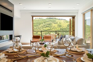 Televisión, chimenea y estéreo