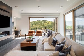 Televisión, chimenea y estéreo 