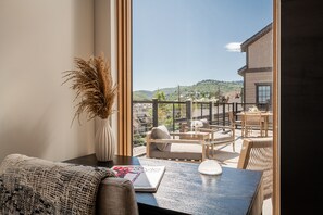 Televisión, chimenea y estéreo
