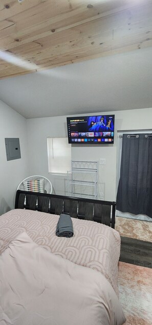 1 habitación, tabla de planchar con plancha, wifi y ropa de cama