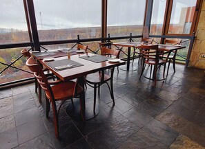 供應早餐、午餐和晚餐，當地料理