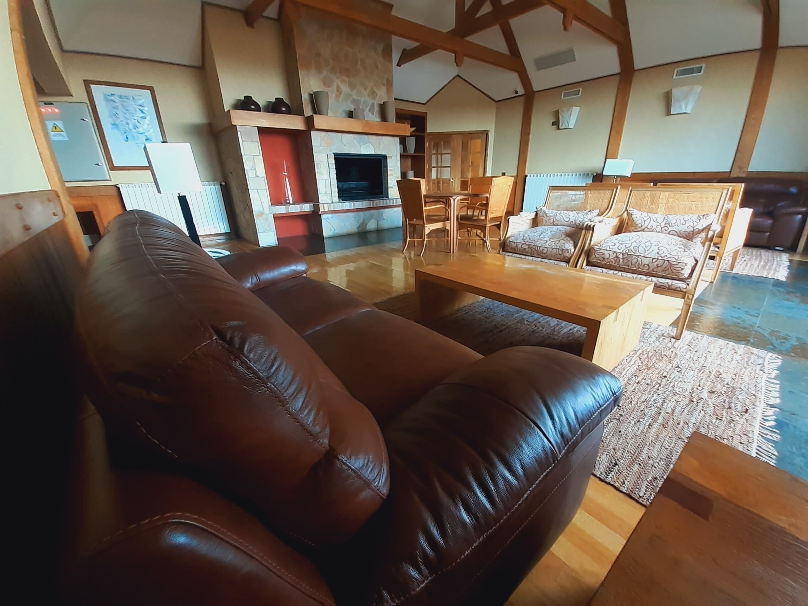 Een 21-inch televisie met satellietzenders