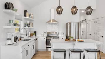 Coffee/tea maker, fridge, microwave, oven
