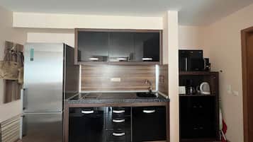 Stovetop, coffee/tea maker, dining tables