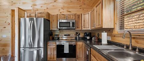 Een koelkast, een microgolfoven, een oven, een kookplaat