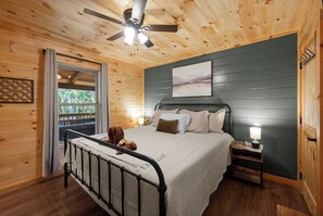 2 dormitorios, escritorio, tabla de planchar con plancha y cuna de viaje