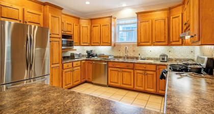Grand Greenville Estate ~ walk to Furman & Swamp Rabbit Trail!