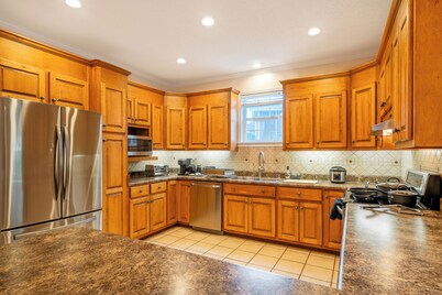 Grand Greenville Estate ~ walk to Furman & Swamp Rabbit Trail!