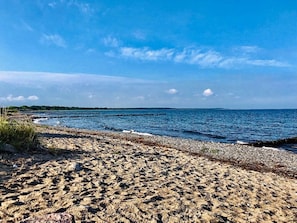 Una spiaggia con un litorale ciottoloso e acque calme.