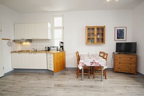 Køleskab, kogeplade, kaffe-/temaskine, elkedel
