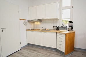 Fridge, stovetop, coffee/tea maker, electric kettle