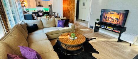 TV connectée, cheminée, livres