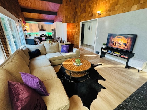 4 Bedroom Family Cabin • 5 min stroll to Lake Gregory!