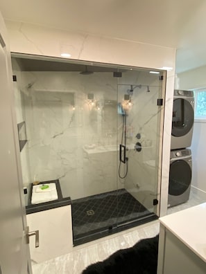 Douche, sĂšche-cheveux, serviettes fournies, savon