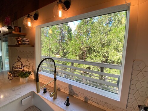 4 Bedroom Family Cabin • 5 min stroll to Lake Gregory!