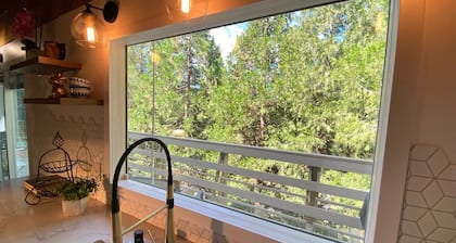 4 Bedroom Family Cabin • 5 min stroll to Lake Gregory!