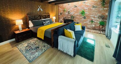 4 Bedroom Family Cabin • 5 min stroll to Lake Gregory!