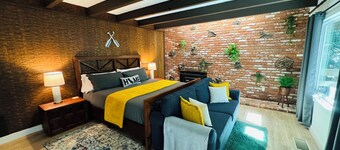 4 Bedroom Family Cabin • 5 min stroll to Lake Gregory!