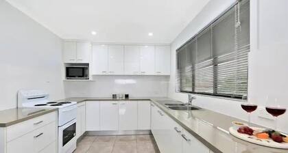 First floor Ocean view apartment close to everything!